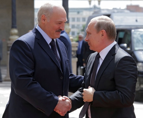 Vladimír Putin (vpravo) počas návštevy u bieloruského vodcu Alexandra Lukašenka.
