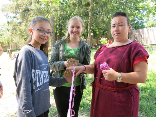 Klaudia (12) a Erika (12) sa s Janou Kentorovou učili ručne tkať starovekými postupmi. Takto sa ľudia zaodievali už 5 500 rokov p.n.l.