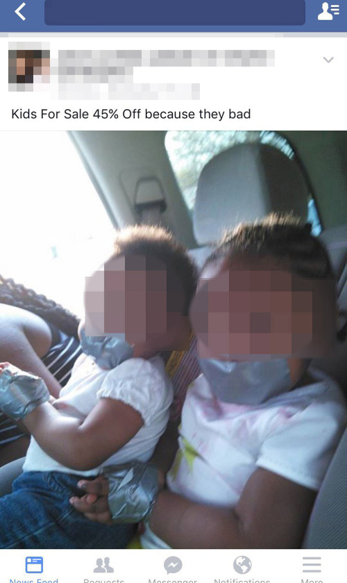 Deti sedia na zadnom sedadle auta s prelepenými ústami a rukami.