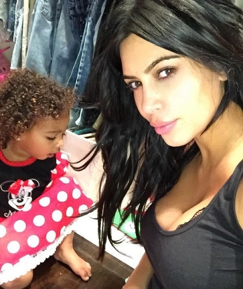 Kim na selfie s dcérkou North.