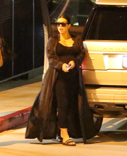 Kim si konečne vzala von pohodlnú obuv.
