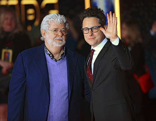 Výsledok tvrdej driny si vychutnali tvorca George Lucas (vľavo) a režisér fimu JJ Abrams.