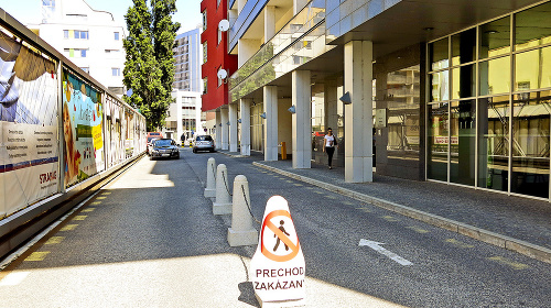 Na ulici sú značky, ktoré ľuďom zakazujú cez ňu prechádzať.