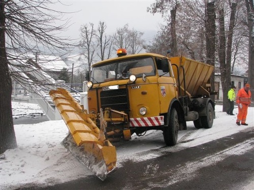 Mladý muž zranený radlicou bol letecky prevezený do nemocnice.