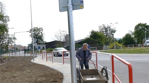  Pán s vozíkom sa s ním pomedzi značku a zábradlie nezmestil, musel ísť po blate.