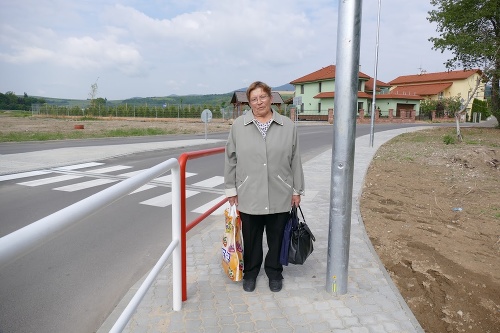 Zuzana (70) vraví, že napríklad tadiaľto by mala problém prejsť mamička s kočíkom.