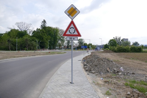 Značky sú postavené rovno v strede chodníka.