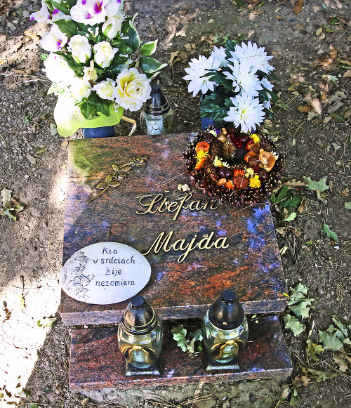 Herečkine pozostatky sú uložené na cintoríne bratislavského krematória.