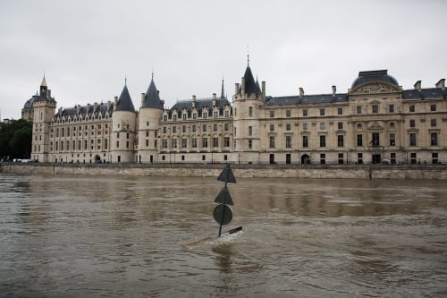 Parížsky Louvre ohrozovala voda.