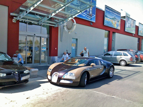 Podnikateľ so svojím Bugatti Veyron parkoval na hulváta aj pred nákupným centrom.