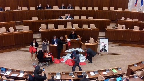 Matovičovo OĽaNO vysypalo falošných 12 mil. eur v parlamente.