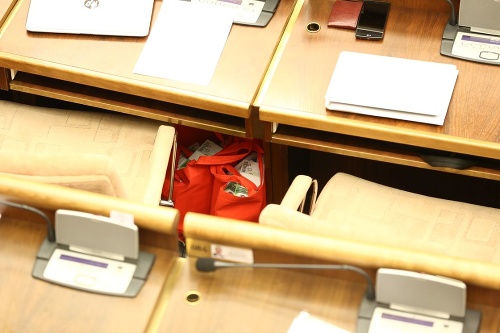 Tašky s peniazmi schovávali pod parlamentnými lavicami.