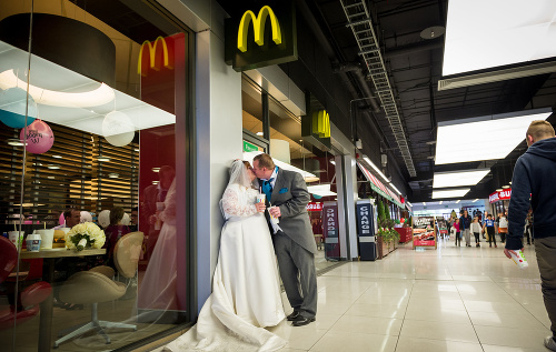 Louise Shapton a Joe Shapton sa rozhodli mať svadbu v McDonald´s.