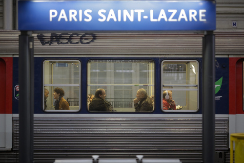 Cestujúci čakajú vo vlaku na železničnej stanici Gare Saint-Lazare v Paríži 2. júna 2016.