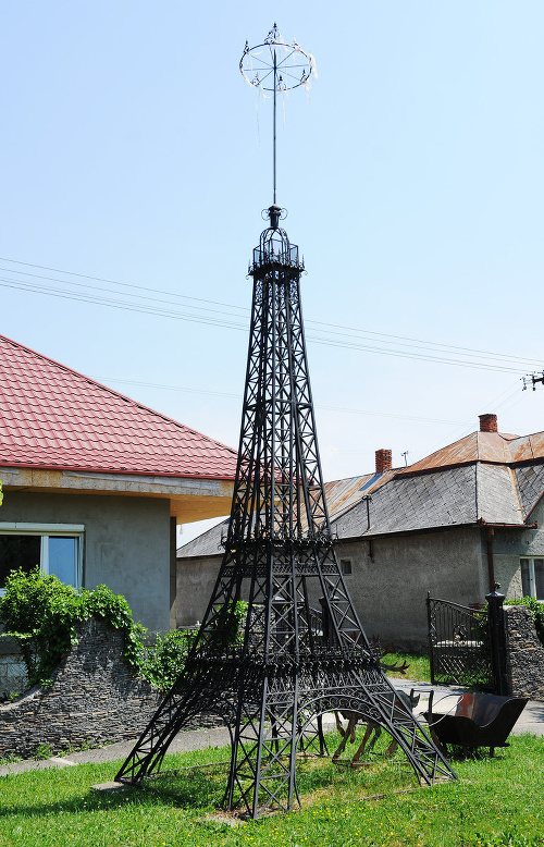 Verná kópia Eiffelovej veže z Paríža v dedinke Nový Ruskov.