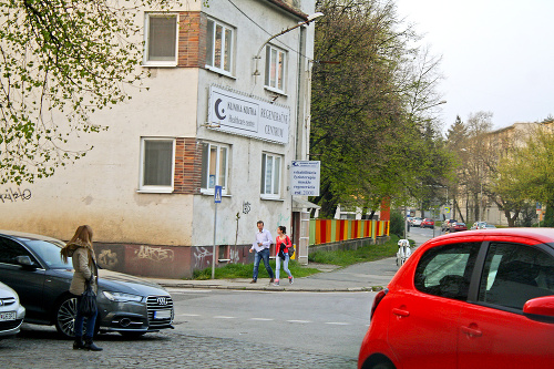 Pavol Kostka na obhliadke svojich kliník.