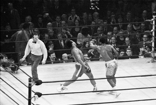 8. marca 1971 Ali sa v New Yorku stretol s úradujúcim šampiónom Joeom Frazierom v „bitke storočia“. Obaja vstupovali do ringu dovtedy nezdolaní. Ali bol rýchlejší, Frazier húževnatejší a mal silnejšie údery. V pätnásťkolovom zápase mal Ali spočiatku prevahu, ale potom nastúpil Frazier a Ali utrpel prvú prehru po 31 víťazstvách.