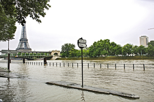 Voda v Paríži dosiahla už 5,6 m nad normálom.