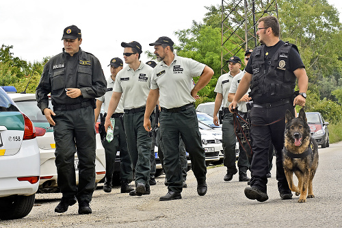 Polícia prečesáva okolie.