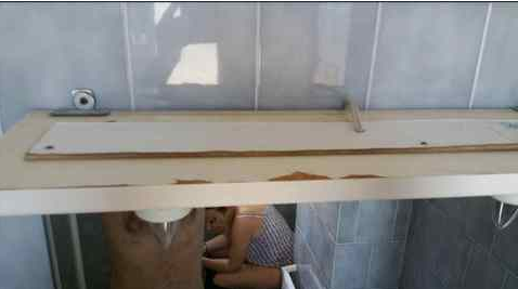 Muž uverejnil fotku, na ktorej je jeho manželka, ktorá sedí na záchode. 