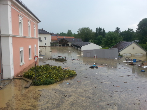 Bahno zaplavilo ulice obce Simbach am Inn.