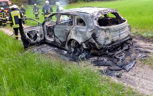 Auto Gina našli zhorené v lese na nemeckej strane hranice. 