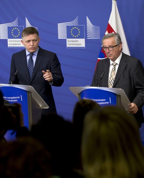 Premiér SR Robert Fico (vľavo) a predseda Európskej komisie Jean-Claude Juncker.