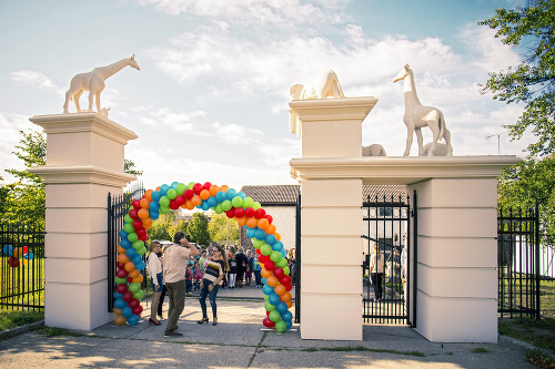 Výnimka z pravidla - efektný vchod do areálu stojí priamo v bratislavskej zoo.