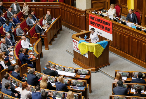 Ukrajinská pilotka a poslankyňa Nadija Savčenková zložila poslanecký sľub.