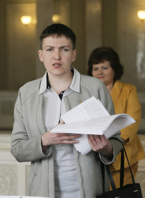 Ukrajinská pilotka a poslankyňa Nadija Savčenková drží v rukách vytlačený program rokovania v budove parlamentu v Kyjeve.