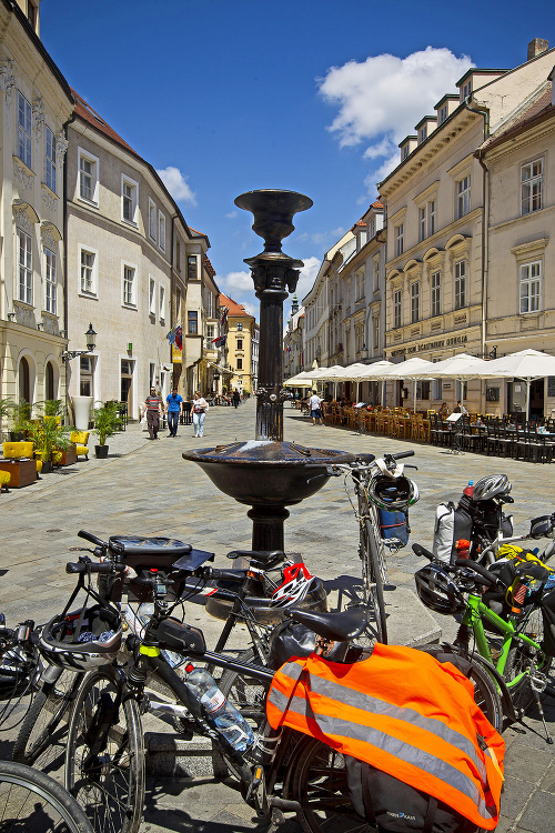 Pitná fontánka na Panskej ulici funguje občasne. Turistom slúži na odkladanie bicyklov.