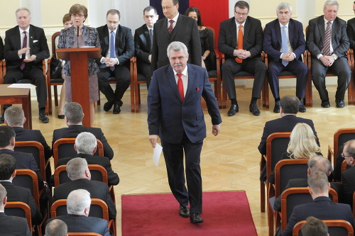 Martina Šimkovičová a Peter Marček podľa Kollára v parlamente iba sedia a sem-tam zahlasujú.