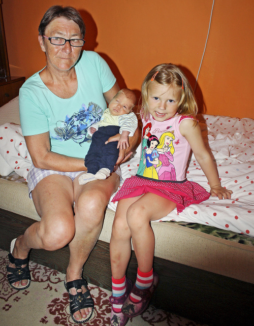 Z malého chlapčeka sa doma teší nielen jeho sestrička Ninka (4), ale aj teta Zdenka (55).