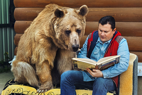 Jurij svojmu chlpatému parťákovi rád číta rozprávky. 