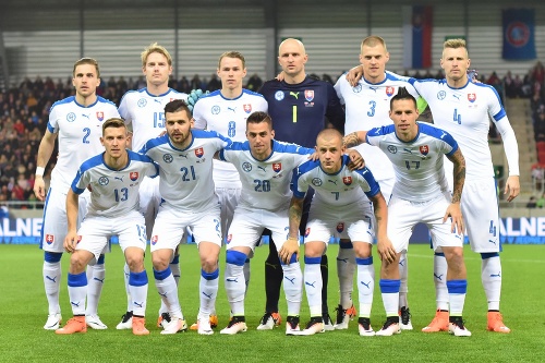 futbalisti Slovenska pózujú pre skupinovú fotografiu pred priateľským zápasom Slovensko - Lotyšsko. 