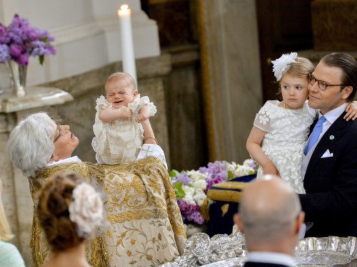 Nepríjemné prebudenie: Malému princovi nebolo pochuti, keď ho arcibiskupka išla krstiť.
