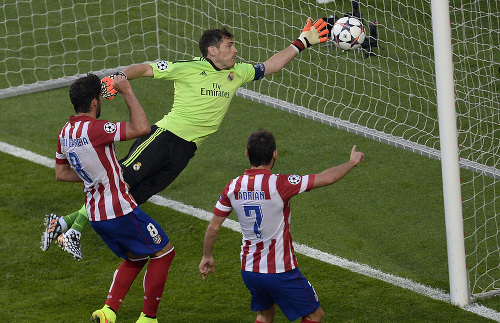Brankár Realu Iker Casillas inkasuje úvodný gól, ktorý strelil futbalista Atletica Madrid Diego Godin (nie je na snímke).