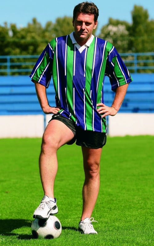 Futbalista: Jaro hrával v drese Devína a neskôr za rôzne kluby. S futbalom skončil pre problémy s kolenami.