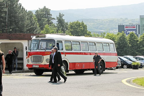 Kolegovia z bývalej práce dorazili na historickom autobuse.