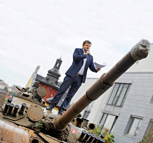 31. 8. 2012 - doviezol tank pred vilu Vasila Biľaka