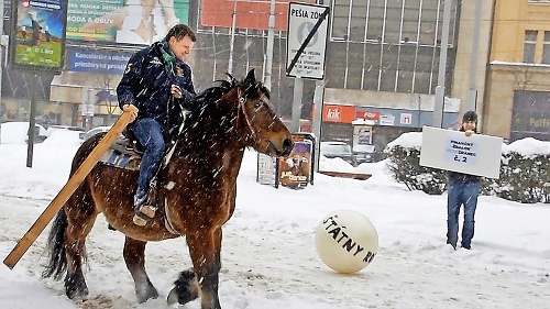 18. 1. 2013 - hral konské pólo na Námestí SNP