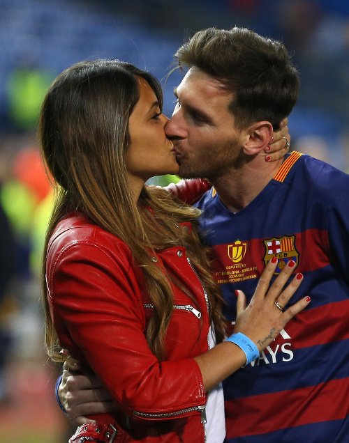 Messi a jeho bozk s Antonellou po zápase.