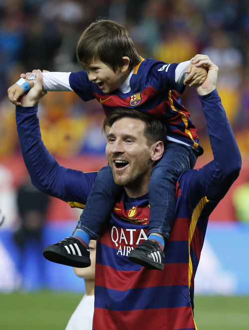 Messi oslavoval triumf so synom Thiagom.