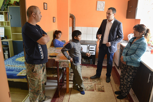 Splnomocnenec vlády SR pre rómske komunity Peter Pollák v novom byte rodiny Eduarda Moskáľa (vľavo).