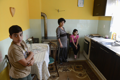 Žaneta Cinová s deťmi Jozefom (10) a Danielou (7) v kuchyni bytu.