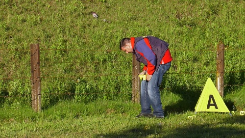 Na snímke z televízneho záznamu prehľadáva kriminalistický expert miesto tragickej streľby v rakúskom Nenzingu 22. mája 2016. 