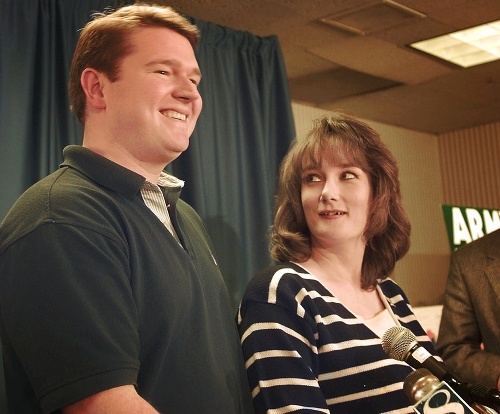 13. december 1997: Bobbi McCaughey (vpravo) s manželom Kennym na tlačovej konferencii v Des Moines, Iowa, Saturday, 