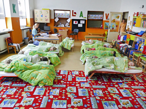 Deti v miestnej škôlke spia na matracoch a prikrývajú sa paplónmi, ktoré vyrobila Luigiho firma.