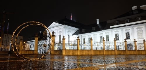 Krátku večernú zastávku mal i pred prezidentským palácom v Bratislave.