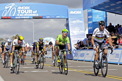  Peter Sagan (vpravo) si s prehľadom  postrážil prvé miesto v cieli prvej etapy.